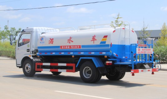 東風(fēng)多利卡灑水車圖片 東風(fēng)多利卡灑水車圖片