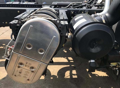 國六東風(fēng)天錦230馬力灑水車側(cè)掛排氣系統(tǒng)圖片 國六東風(fēng)天錦230馬力灑水車側(cè)掛排氣系統(tǒng)圖片