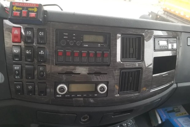 14方國六解放J6L灑水車內(nèi)飾圖片 14方國六解放J6L灑水車內(nèi)飾圖片