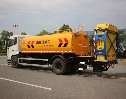 國六東風天錦多功能灑水車帶防撞緩沖車功能2