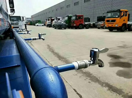 拉飲用水灑水車(chē)圖片 拉飲用水灑水車(chē)圖片