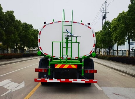 國(guó)六重汽豪瀚N5G前四后八25方灑水車圖片 國(guó)六重汽豪瀚N5G前四后八25方灑水車圖片