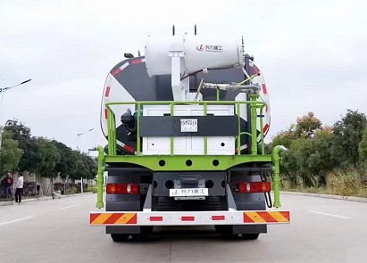 25方灑水車大約多少錢一臺(tái)呢_國(guó)六東風(fēng)專底D3V前四后八26方灑水車廠家價(jià)格4