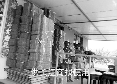 鄧健說，順豐強制必須使用其提供的貨箱，自己購買的貨箱只能閑置。

　　圖片由鄧健本人提供