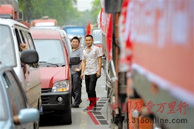 4月21日下午,車輛擁堵在318國道雅安市區(qū)街道上。