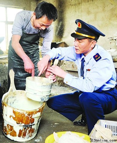 今年5月19日,連云港端掉生產(chǎn)豆腐的兩個黑窩點(diǎn)。這兩家豆腐作坊用無商標(biāo)的石膏、泡敵(一種添加劑)原料制作豆腐。隨后記者了解到,做豆腐使用“泡敵”等添加劑一方面是為了減少損耗,增加產(chǎn)量,另一方面就是起增白豆腐的作用。