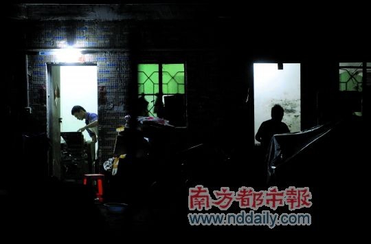 昨日0:30,拆遷樓一樓的兩個(gè)房間開(kāi)始忙碌起來(lái)。 昨日0:30,拆遷樓一樓的兩個(gè)房間開(kāi)始忙碌起來(lái)。