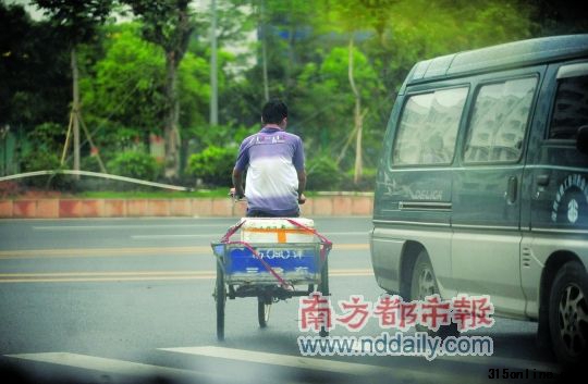 “黑作坊”一部分饅頭被裝運(yùn)到鴻進(jìn)路“風(fēng)臨城”小區(qū)附近叫賣(mài)。 “黑作坊”一部分饅頭被裝運(yùn)到鴻進(jìn)路“風(fēng)臨城”小區(qū)附近叫賣(mài)。