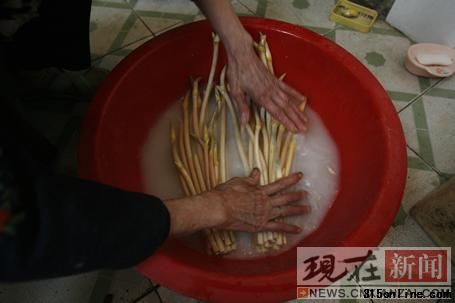 上圖為在市場購買的黃斑藕帶,經過漂白處理后就變?yōu)橄聢D的“美白”藕帶。