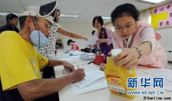 5月30日，民眾拿著有疑慮食品到臺北市衛生局檢驗是否含有塑化劑DEHP。 臺灣塑化劑風波如滾雪球般愈演愈烈。 5月30日，臺北市衛生局公布連續3天的稽查結果，共計稽查26家涉嫌使用塑化劑相關產品的公司與下游廠商，并于即日起為民眾提供食品免費塑化劑檢驗。新華社發（吳景騰 ? onkeypress=