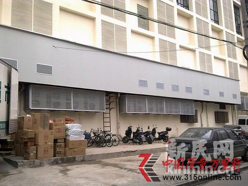 十多個空調機外機與冰柜壓縮器與小區(qū)僅幾米之隔。新民網(wǎng)記者卜春艷 現(xiàn)場回傳