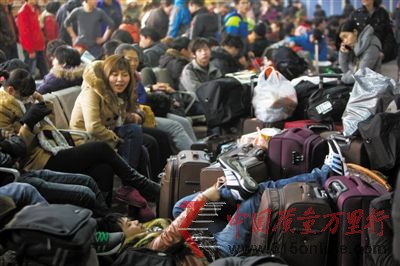 昨日,北京西站,大批旅客在候車室休息。當(dāng)日,西站發(fā)送旅客21.9萬人,達(dá)到今年春運以來旅客發(fā)送最高峰。本報記者 周崗峰 攝