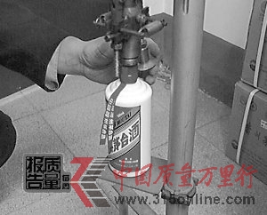 假冒茅臺(tái)酒正在灌裝。 假冒茅臺(tái)酒正在灌裝。