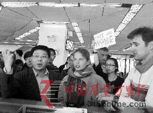 CA180航班的乘客在馬尼拉機(jī)場討要說法。 劉女士供圖