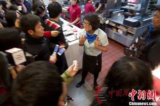 麥當(dāng)勞北京三里屯店值班店長回答記者關(guān)于該店食品質(zhì)量的問題。圖片來源:東方IC