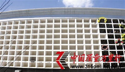 3月31日,長(zhǎng)青園骨灰林基地,公益性骨灰墻,存放骨灰不多,大部分都空著。記者調(diào)查得知,受傳統(tǒng)觀念影響,不少市民還是選擇購(gòu)買墓地,而北京經(jīng)營(yíng)性公墓存在無現(xiàn)墓,價(jià)格昂貴等現(xiàn)象。