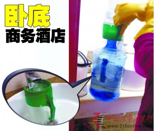 圖為員工用自來水充滿飲水機(jī)。