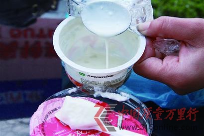 劉女士發現酸奶較稀,品嘗有發霉的味道,懷疑有質量問題。 劉女士發現酸奶較稀,品嘗有發霉的味道,懷疑有質量問題。