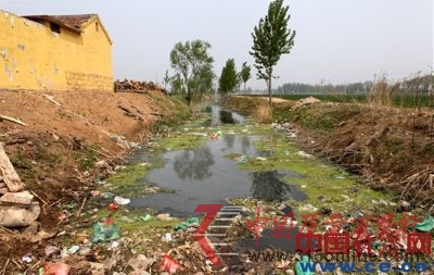 污水從村民房子附近流過(guò),污水中滿是生活垃圾。 污水從村民房子附近流過(guò),污水中滿是生活垃圾。