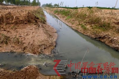 污水一路通過(guò)灌溉渠流淌,對(duì)農(nóng)作物危害嚴(yán)重,一直注入齊濟(jì)河。 污水一路通過(guò)灌溉渠流淌,對(duì)農(nóng)作物危害嚴(yán)重,一直注入齊濟(jì)河。