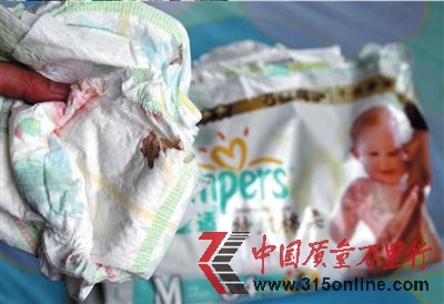 新幫寶適紙尿褲上現(xiàn)紅色污跡。本報實習記者王德陽攝 新幫寶適紙尿褲上現(xiàn)紅色污跡。本報實習記者王德陽攝