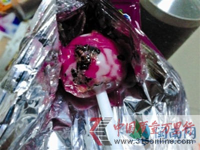消費(fèi)者數(shù)了一下,上面裹了5只蟑螂 消費(fèi)者數(shù)了一下,上面裹了5只蟑螂