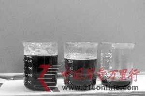 從左往右:配制出的假蜂蜜、假蜂蜜加上真的棗花蜜、購買到的某品牌棗花蜜,雖然從外觀上難以區(qū)別這三者,但從氣味和黏稠度等方面可加以辨別。