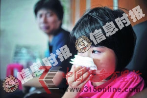 輕生者馮碧霞9歲的女兒悲傷啜泣。記者周平浪攝