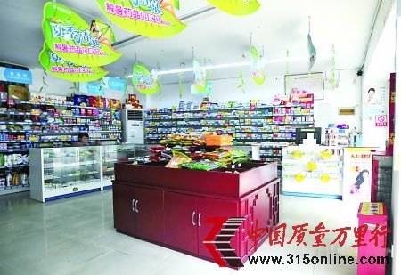 8月8日,重慶市沙坪壩區(qū)石碾盤,記者所調查的這家藥店里不見藥師。記者 吳珊 攝 8月8日,重慶市沙坪壩區(qū)石碾盤,記者所調查的這家藥店里不見藥師。記者 吳珊 攝