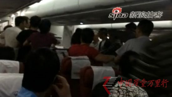 四川航空機(jī)上混亂場面,視頻截圖 四川航空機(jī)上混亂場面,視頻截圖