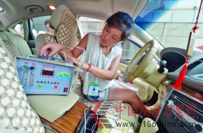 同一車內(nèi)不同溫度下檢測污染。 宋嶠 攝 同一車內(nèi)不同溫度下檢測污染。 宋嶠 攝