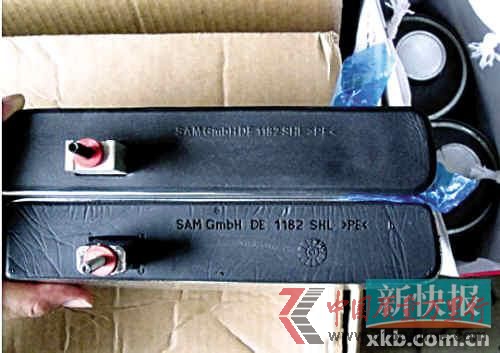圖片上方為正品進(jìn)口行李架配件,下方為胡先生購(gòu)買的行李架配件,兩者多處細(xì)節(jié)不同。 受訪者供圖