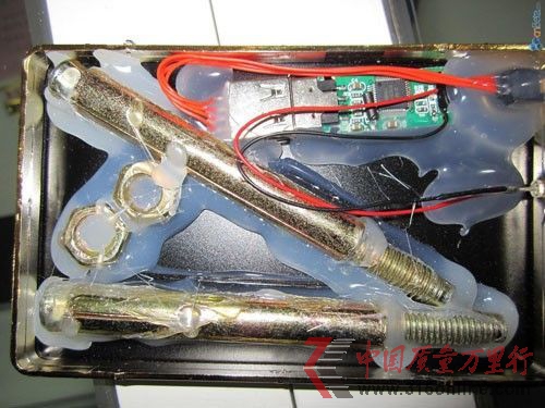 假冒的移動(dòng)硬盤(pán)內(nèi)部?jī)H有兩個(gè)粗大的螺絲(資料圖片)