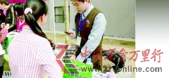 圖為三星售后服務(wù)人員在調(diào)試手機。 (資料圖片)