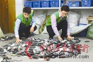 華強(qiáng)北一回收點(diǎn)人員在整理收到的廢舊手機(jī)。