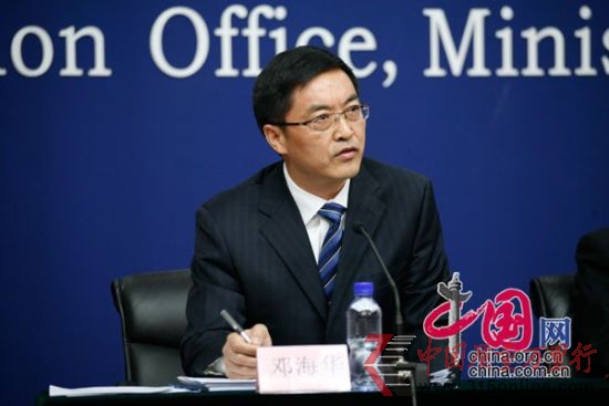 衛(wèi)生部發(fā)言人鄧海華回答記者提問。 中國網(wǎng) 孫世麒 衛(wèi)生部發(fā)言人鄧海華回答記者提問。 中國網(wǎng) 孫世麒