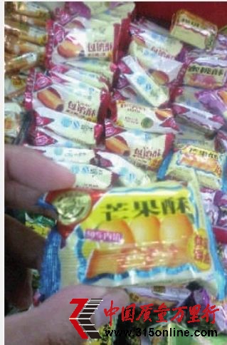 12月13日,長(zhǎng)沙市家潤(rùn)多超市,徐福記的芒果酥仍在售。記者 龔磊 攝 12月13日,長(zhǎng)沙市家潤(rùn)多超市,徐福記的芒果酥仍在售。記者 龔磊 攝