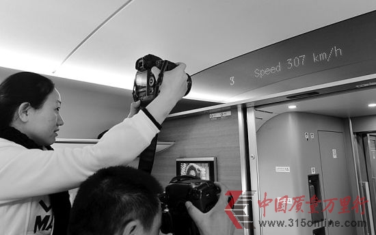 媒體記者受邀試乘高鐵