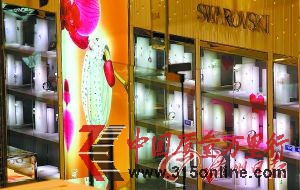 廣州地區(qū)的高檔仿真飾品店。部分曾多年聲稱不做當(dāng)季促銷(xiāo)的品牌,而今7折、5折活動(dòng)種類繁多,折扣幅度巨大。 高檔飾品不景氣 近期5折促銷(xiāo)多 但本報(bào)記者調(diào)查發(fā)現(xiàn)部分品牌毛利仍達(dá)60% 零售業(yè)增速放緩,高檔飾品業(yè)也陷入低迷。隨著春節(jié)臨近,商場(chǎng)里高檔飾品也放下身段大做
