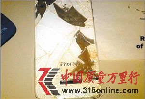 布胡杰的蘋果4S手機(jī)電池熔化并滲出酸性液體。 布胡杰的蘋果4S手機(jī)電池熔化并滲出酸性液體。