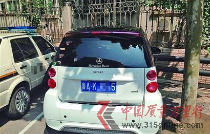 李先生從濟南之星購買的奔馳smart，漏油屢修不止。(圖片來源：濟南日報）)
